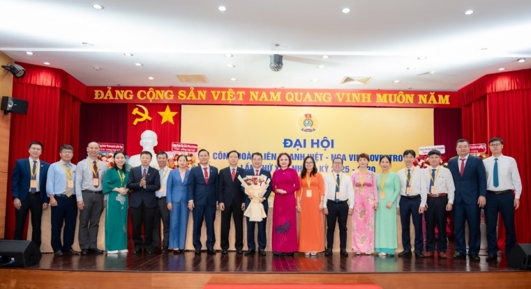 The leaders of Petrovietnam and Vietsovpetro Trade Unions congratulated the Executive Committee at the 14th Trade Union Congress, the new term - where one of the goals was to strengthen a safe - harmonious - progressive working environment. Photo: CDP
