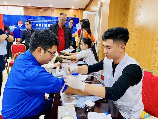 Nhan vien y te kiem tra suc khoe nguoi hien mau. Anh: Thuy Linh