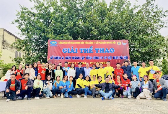 The Sports Tournament organized by the Hanoi Textile and Garment Corporation Trade Union has created a healthy playground for workers. Photo: CDTCT
