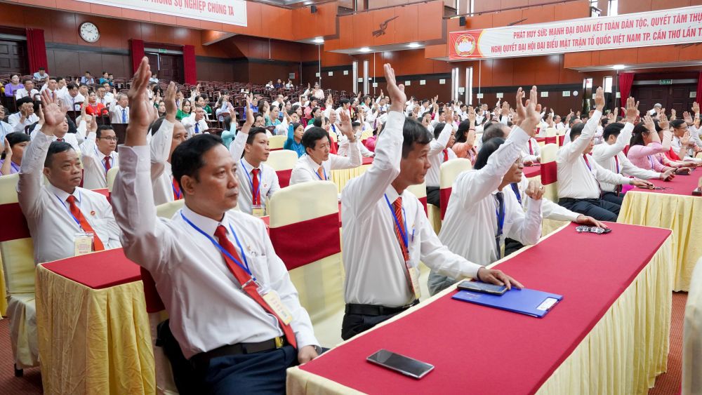 Cac dai bieu bieu quyet trong Dai hoi Dai bieu MTTQ Viet Nam TP Can Tho lan thu I, nhiem ky 2025 - 2030. Anh: Phuong Anh