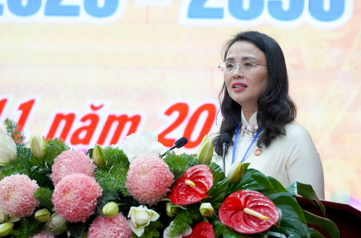 Ba Le Thi Suong Mai - Uy vien Ban Chap hanh Tong LDLD Viet Nam, Thanh uy vien, Pho Chu tich Uy ban MTTQ Viet Nam TP, Chu tich LDLD TP Can Tho - Rhong qua va xin y kien Chuong trinh Dai hoi. Anh: Phuong Anh