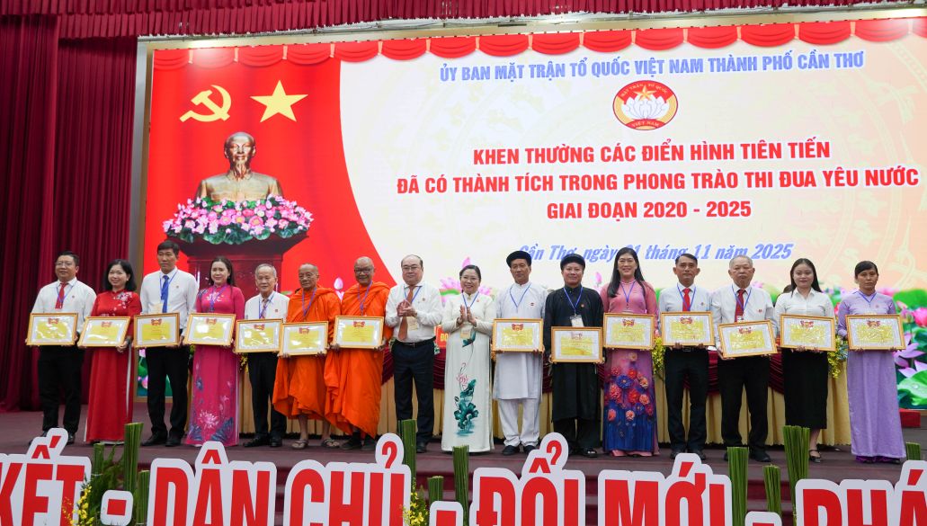 Lanh dao Uy ban MTTQ Viet Nam TP Can Tho tang bang khen cho 28 tap the, 32 ca nhan co thanh tich trong phong trao thi dua yeu nuoc do Uy ban MTTQ Viet Nam TP chu tri, giai doan 2020 - 2025. Anh: Phuong Anh