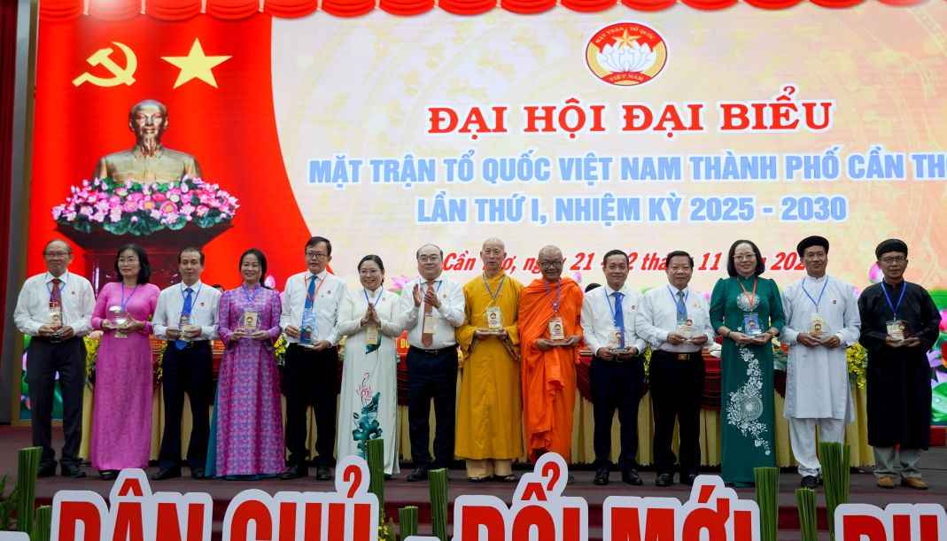 Lanh dao Uy ban MTTQ Viet Nam TP Can Tho tang qua cho cac Uy vien thoi khong tham gia Uy ban MTTQ Viet Nam TP khoa moi. Anh: Phuong Anh