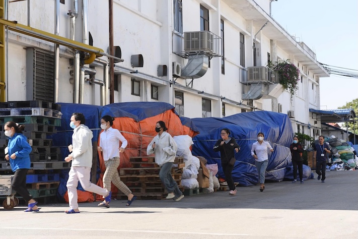 Workers participate in training on fire prevention and fighting, rescue. Photo: CDTCT