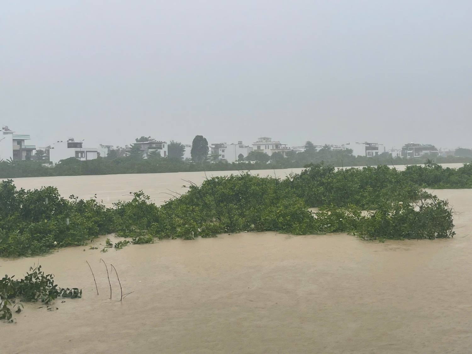 Khanh Hoa is forecast to continue to have widespread heavy rain, reservoirs will simultaneously release water to regulate. Photo: Phuong Linh