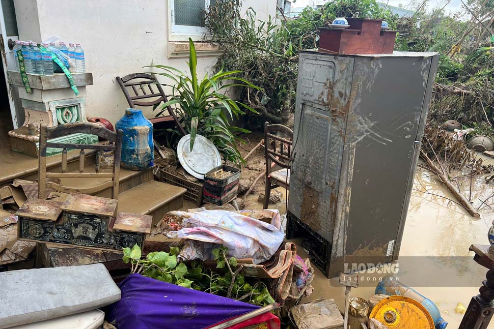Do dac trong nha ba Thanh da hu hong hoan toan, nhieu tai san bi cuon troi. Anh: Hoai Phuong