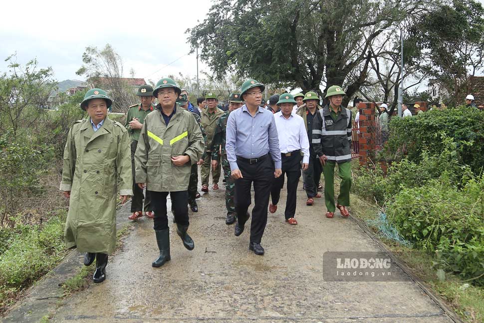 Pho Thu tuong Chinh phu Le Thanh Long kiem tra doan de Luat Le bi vo. Anh: Hoai Phuong