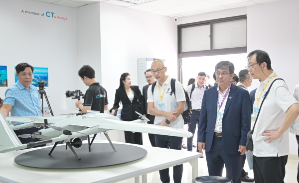 Doan tham gia Hoi nghi tham quan UAV & Robot Agritech Innovation Lab. Anh: CT UAV