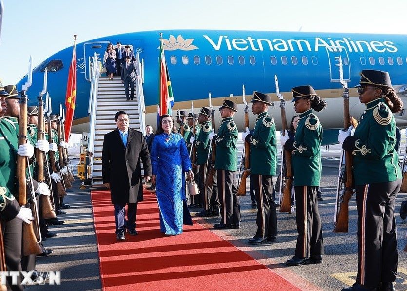 Politburo member and Prime Minister Pham Minh Chinh and his wife arrived at the airport in Johannesburg, South Africa. Photo: VNA