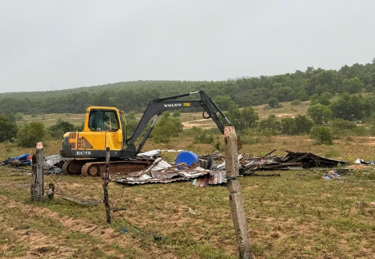 Xe muc pha do can choi tam tren dien tich dat bi chiem trai phep. Anh: Pham Duy 