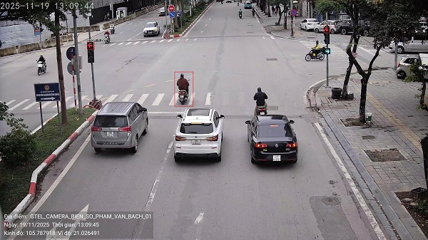 El propietario del coche es multado por un error de exceso de velocidad en Hanoi. Foto: Departamento de Policia de Trafico