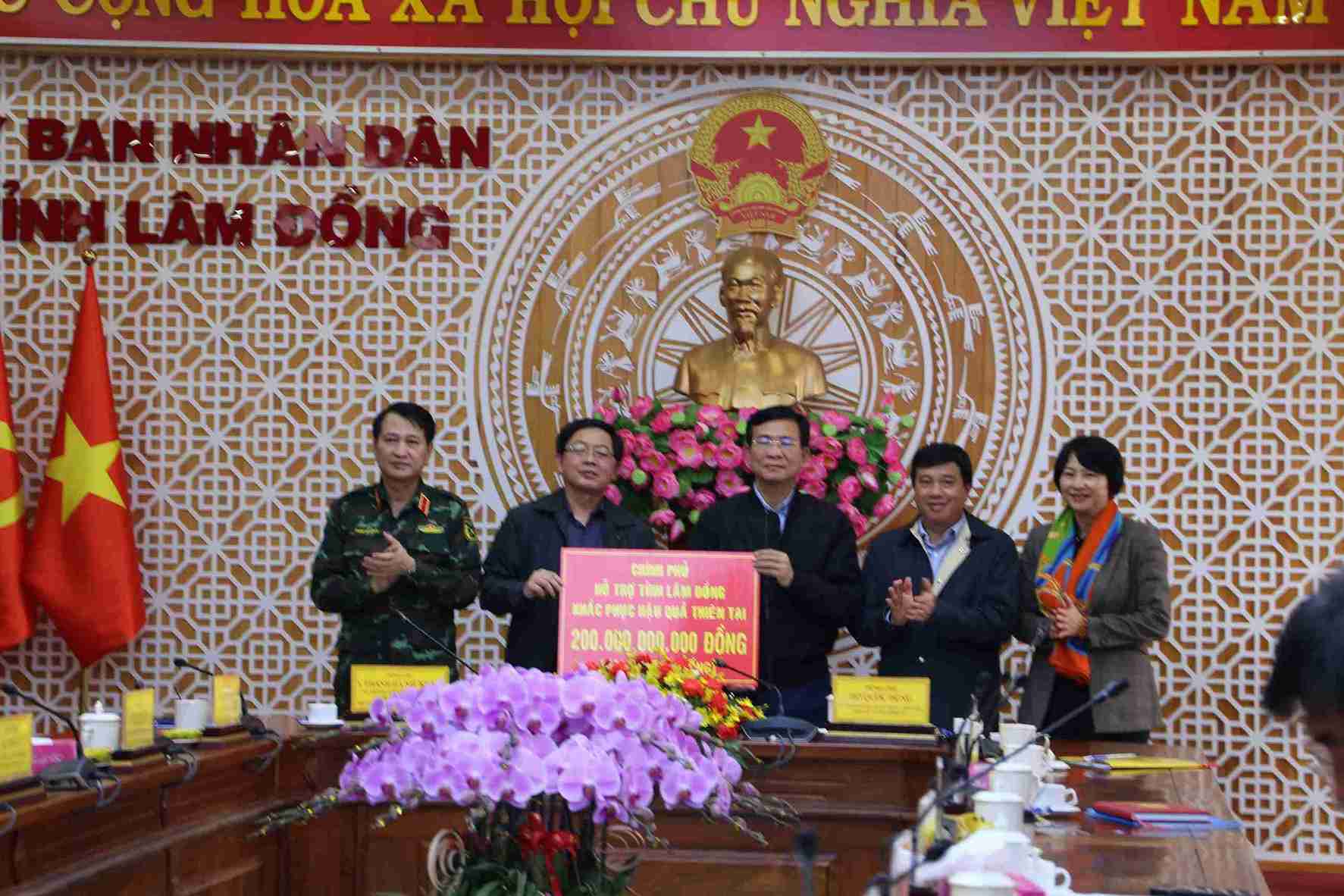 Pho Thu tuong Ho Quoc Dung trao ho tro 200 ti dong cho Lam Dong khac phuc hau qua mua lu. Anh: Phuc Khanh