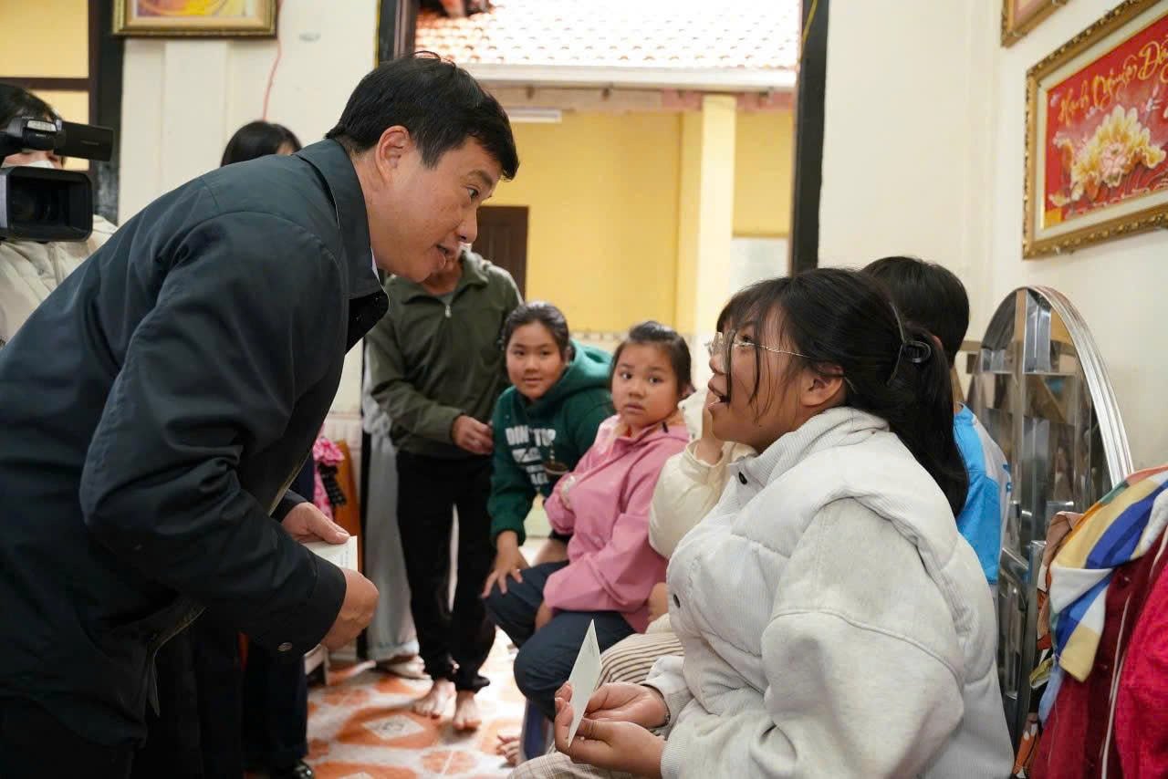 Bi thu Tinh uy Lam Dong Y Thanh Ha Nie Kdam trao ho tro cho nguoi dan bi thiet hai nang do mua lu tai xa D'ran. Anh: Phuc Khanh