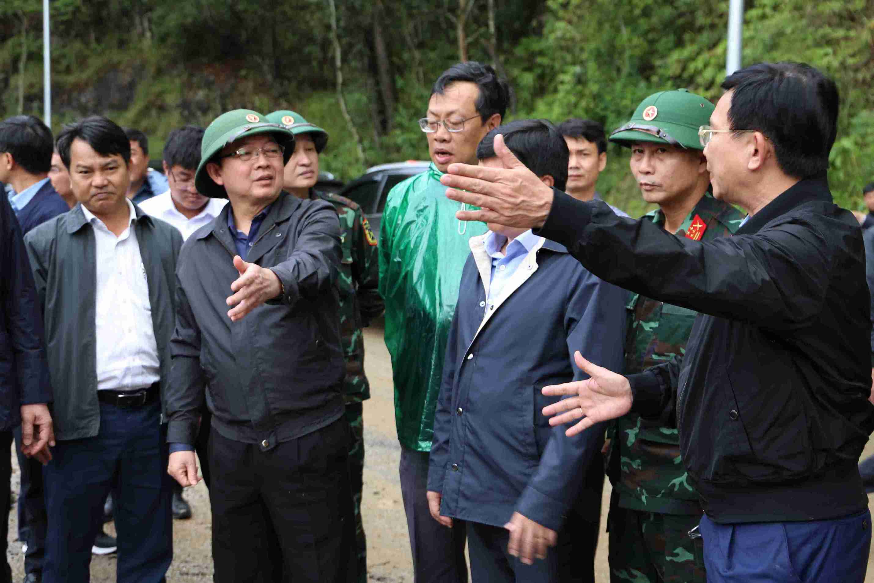 Deputy Prime Minister Ho Quoc Dung inspected and directed the recovery of flood consequences in Lam Dong. Photo: Phuc Khanh