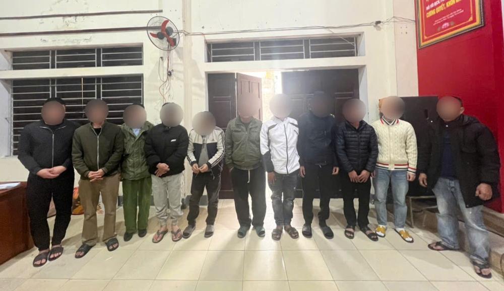 11 joueurs de casino arretes par la police de la commune de Dan Hai. Photo : Police de Ha Tinh.