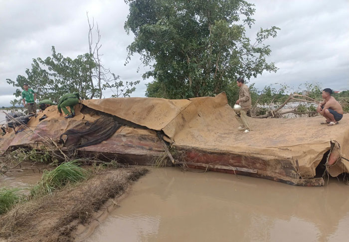The raft - where the victim avoided flooding on the Ba River - was swept ashore. Photo: Police