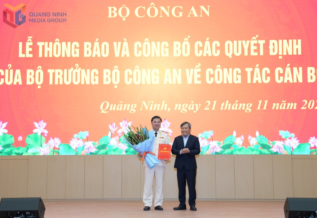 Bi thu Tinh uy Quang Ninh Vu Dai Thang trao Quyet dinh cua Ban Thuong vu Tinh uy ve viec chi dinh Thieu tuong Nguyen Tien Trung tham gia Ban Chap hanh, Ban Thuong vu va giu chuc vu Bi thu Dang uy Cong an tinh Quang Ninh nhiem ky 2025-2030. Anh: Minh Duc