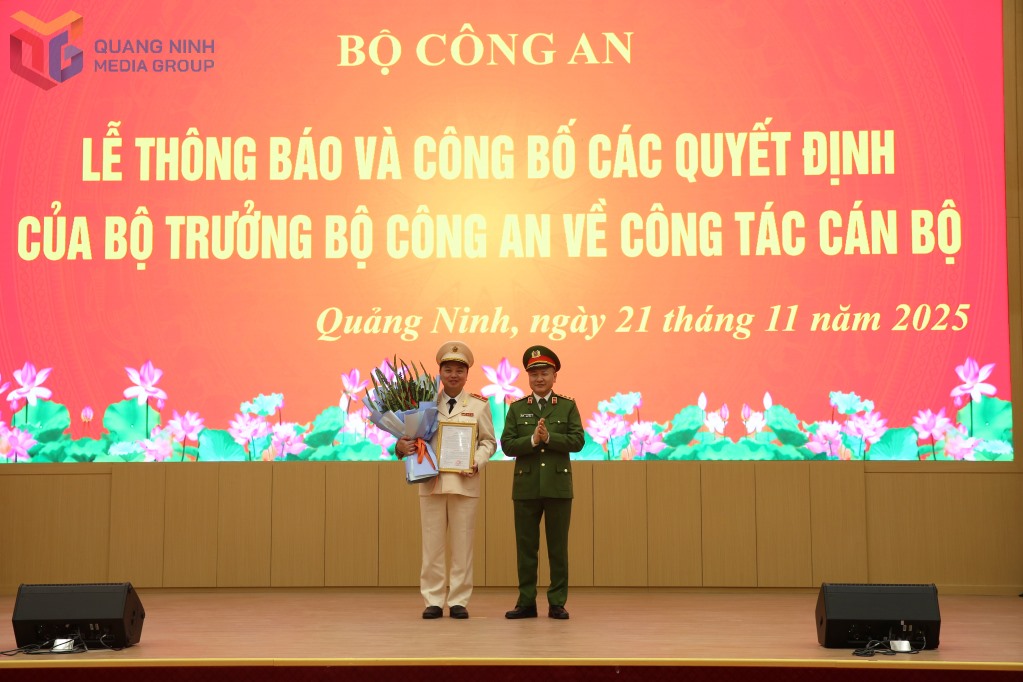 公安省副大臣のグエン・ゴック・ラム上級中将は、クアンニン省警察局長のグエン・ティエン・チュン少将に花束を贈呈した。写真: ミン・ドゥク