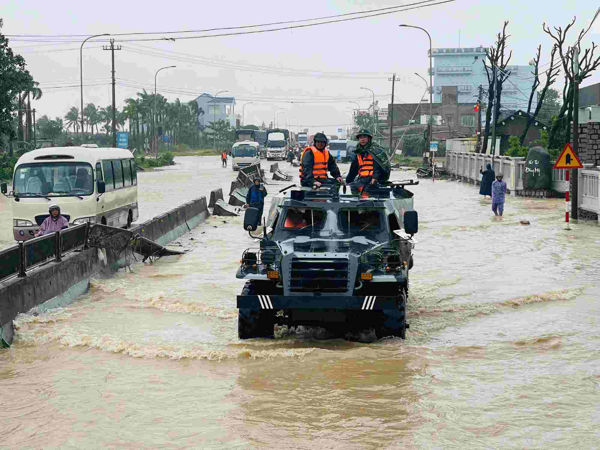 Military Region 5 mobilizes armored vehicles to urgently supply people in flooded areas of Dak Lak. Photo: Van Vien