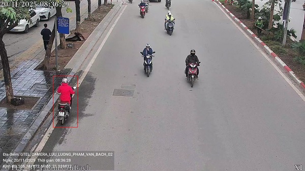 El propietario de la motocicleta es multado por un error de circulacion en sentido contrario. Foto: Departamento de Policia de Trafico