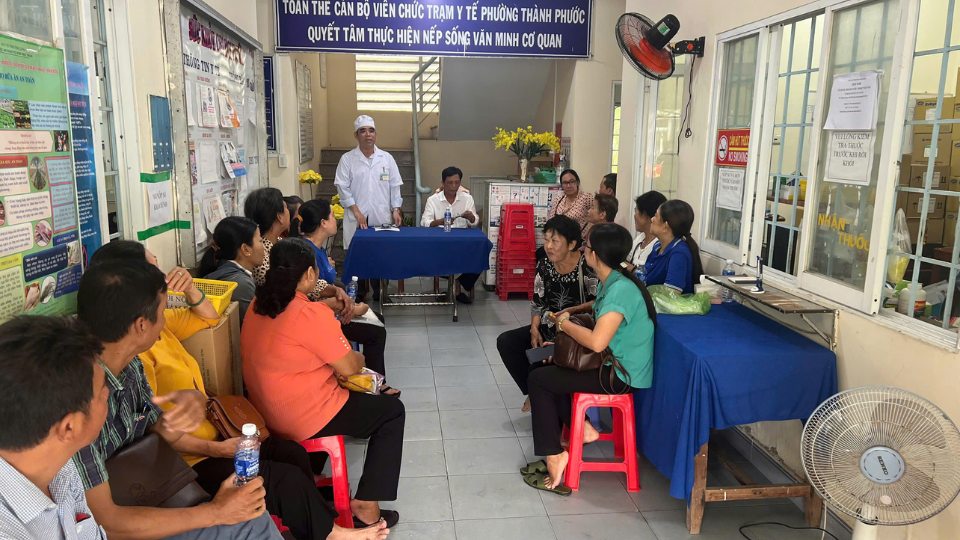 Nganh Y te truyen thong, huong dan nguoi dan phong benh sot xuat huyet, diet lang quang, giu ve sinh. Anh: So Y te Vinh Long