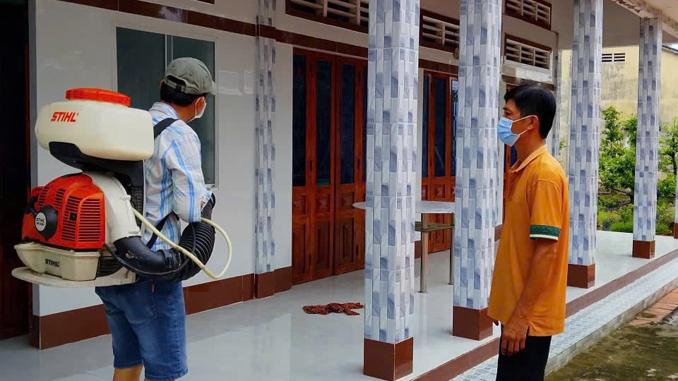 保健部門は、蚊を殺し、流行地域を遮断し、人々のデング熱を防ぐために化学薬品を散布しています。写真: ヴィンロン保健局