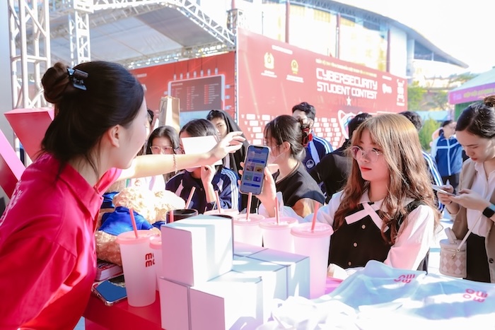 Sinh vien hao hung tham gia “Thu thach bao mat” va tim hieu cong nghe tai gian hang MoMo. Anh: MoMo