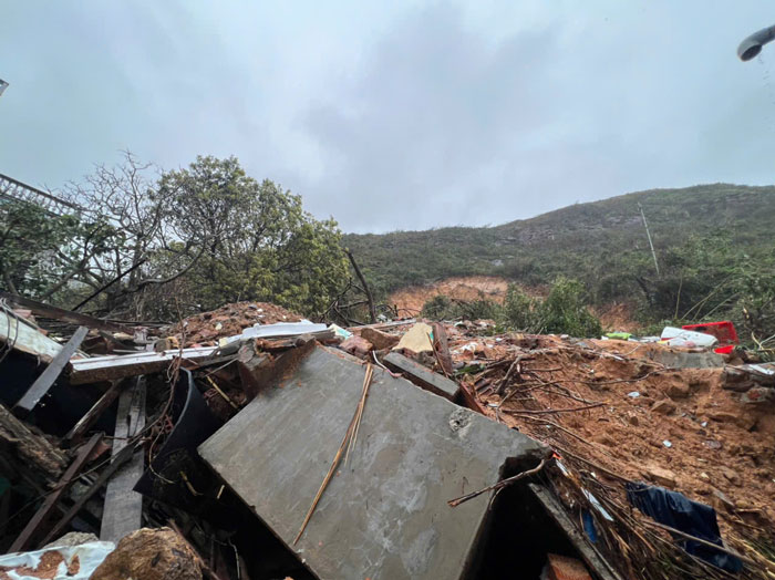 Sat lo nui o lang chai ven bien. Anh: Hoai Luan