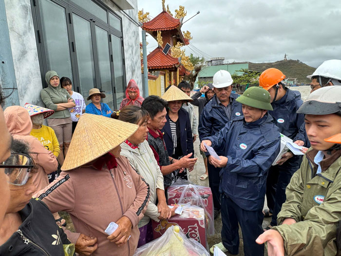 Quy Nhon ward leaders encouraged and visited Hai Minh fishing village residents. Photo: Hoai Luan