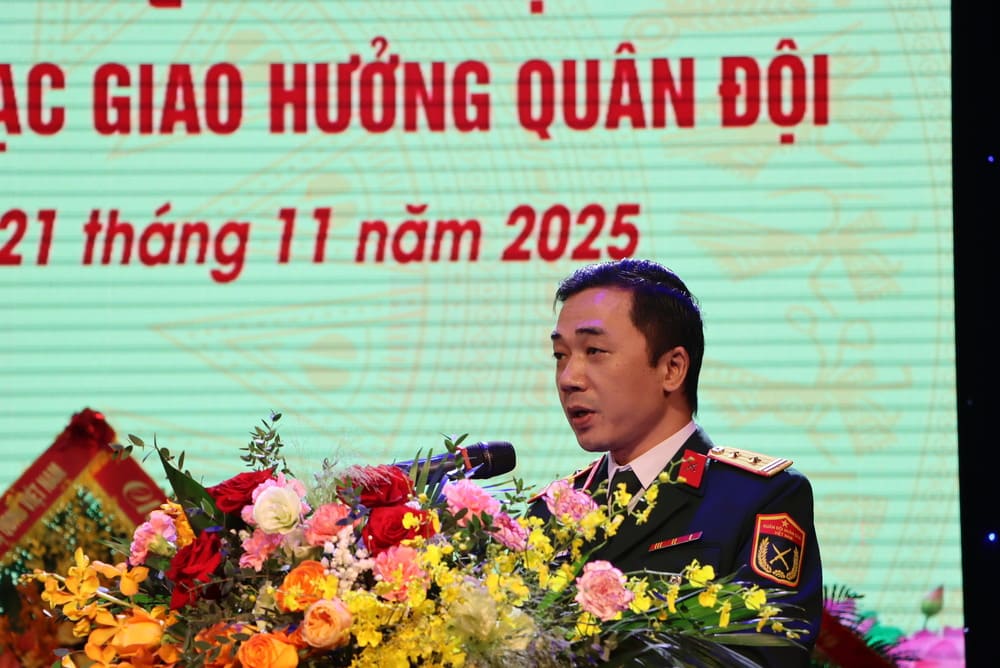 Trung ta, Nhac si Do Bao phat bieu tai le cong bo Dan nhac Giao huong Quan doi. Anh: Ban to chuc