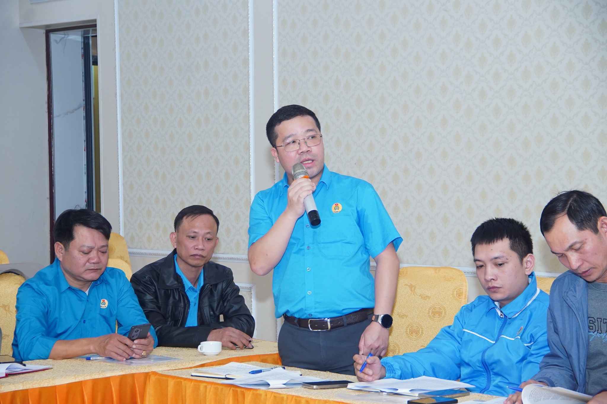 Dai dien Cong doan co so phat bieu gop y vao Du thao bao cao chinh tri Dai hoi Cong doan Viet Nam lan thu XIV. Anh: Duy Chuong