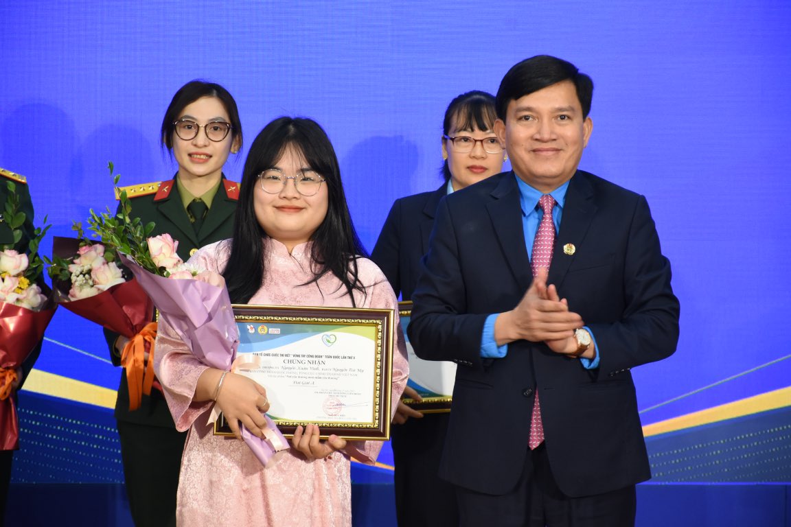 ベトナム労働総同盟のグエン・スアン・フン副議長は、第5回「労働組合ブレスレット」執筆コンテストの優勝者に賞品を授与した。写真：組織委員会