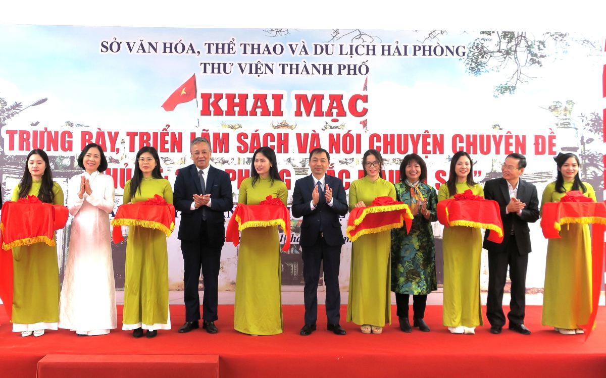 Khai mac hoat dong trung bay, trien lam sach “Hai Phong – Sac mau di san” nhan Ngay Di san Van hoa Viet Nam. Ảnh: Cong TTDT Hai Phong