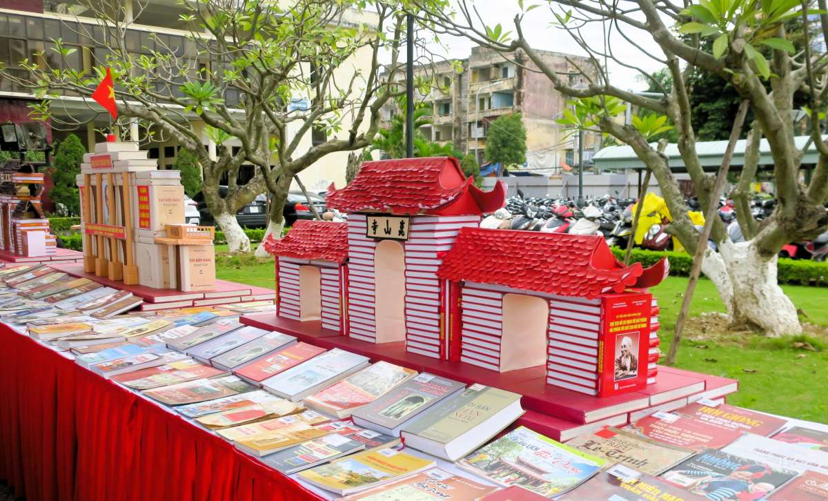 Muchos libros y valiosos materiales se exhiben. Foto: Oficina de Informacion y Comunicaciones de Hai Phong