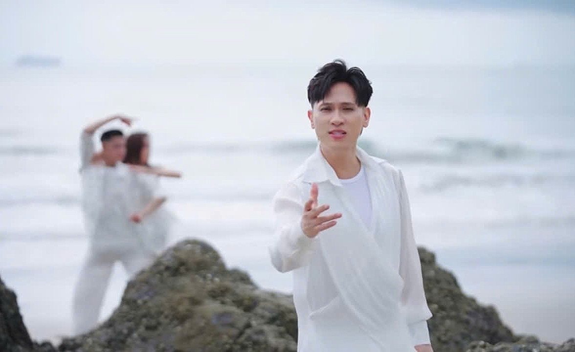 Nguyen Vu trong MV “Say mot doi vi em“. Anh: Nghe si cung cap