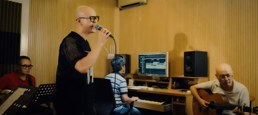 Phan Dinh Tung hat “Say mot doi vi em“. Anh cat tu video