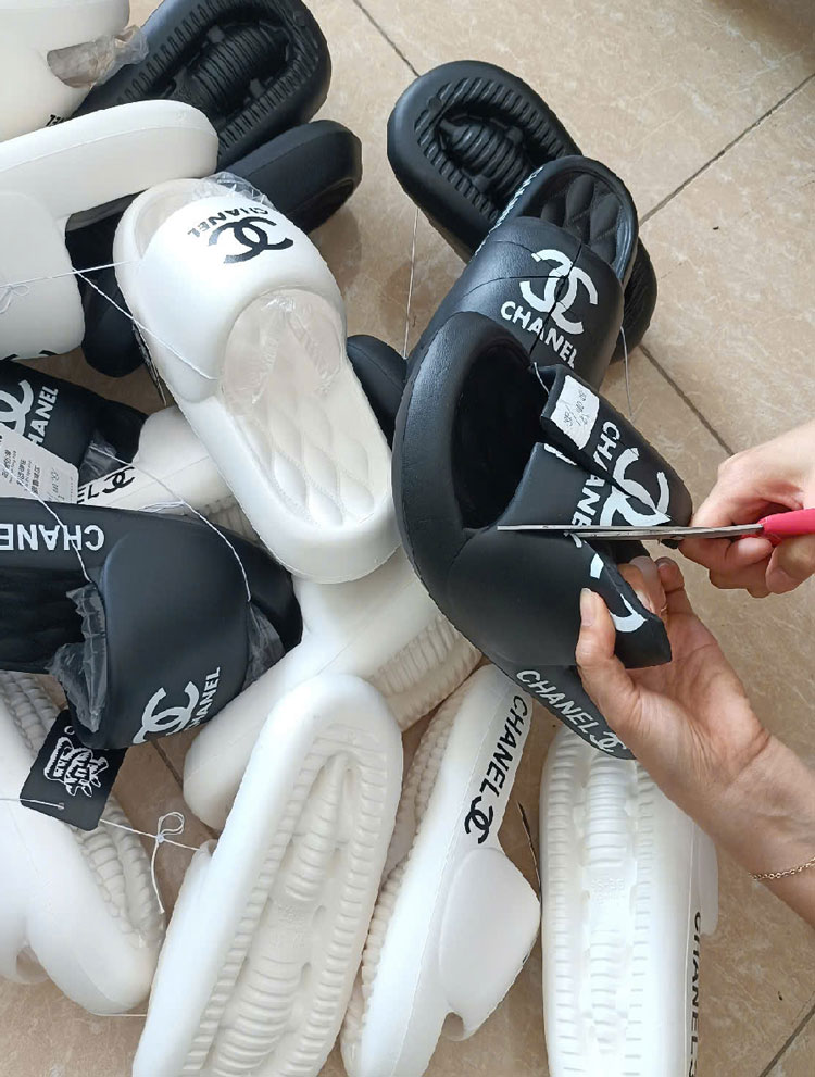 Tieu huy hang hoa gia mao nhan hieu. Anh: QLTT Lao Cai 