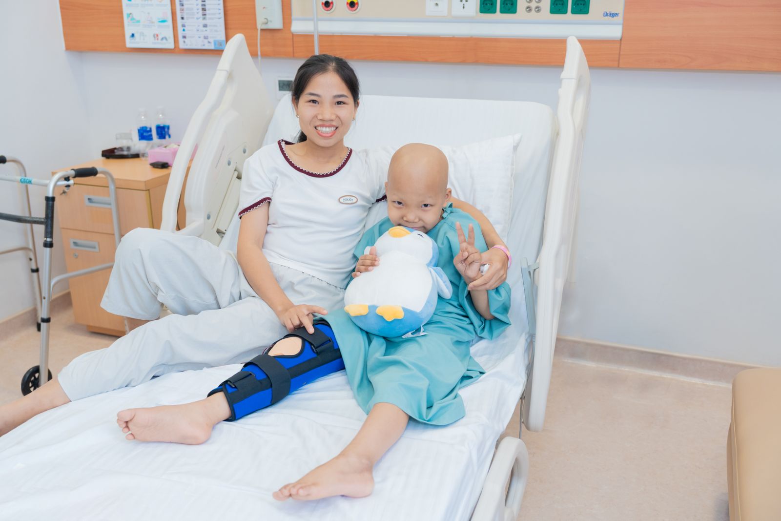 Hinh anh be Minh cung me sau 5 ngay phau thuat