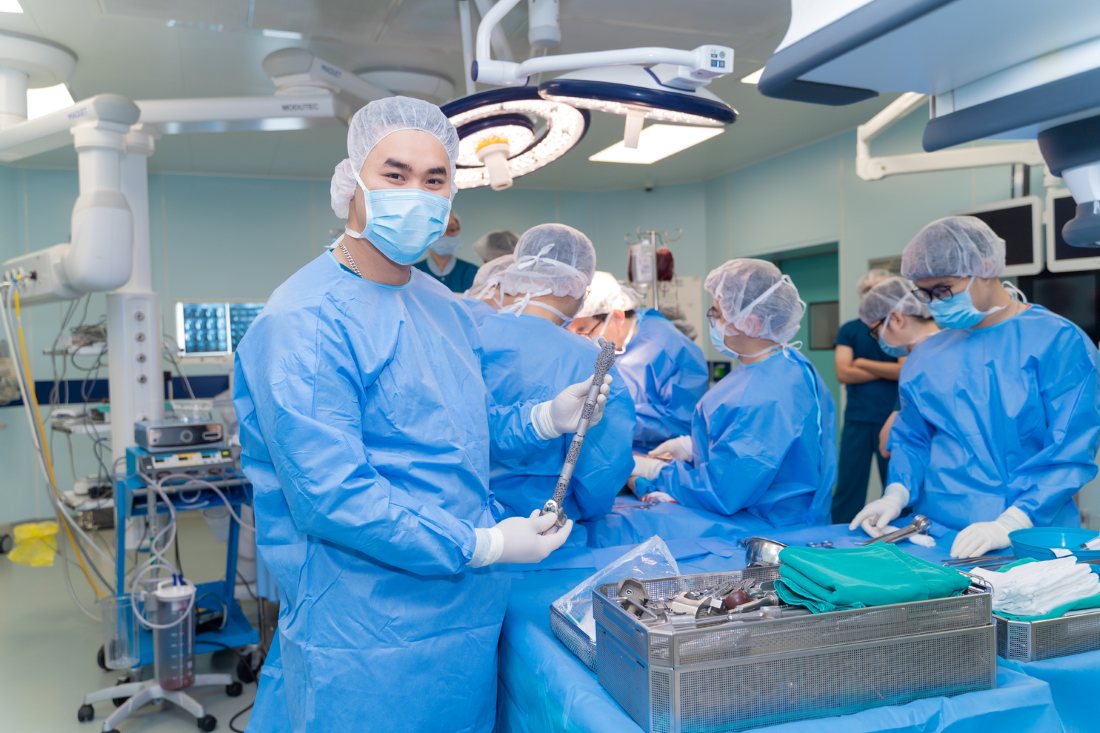 Hinh anh phong phau thuat va chiec xuong nhan tao duoc thay vao chan be