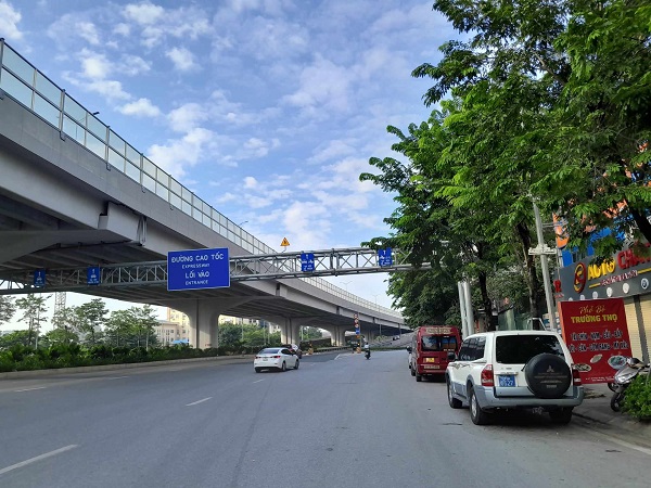 El Departamento de Carreteras responde a las regulaciones sobre los extranjeros que conducen en Vietnam. Foto: Xuyen Dong
