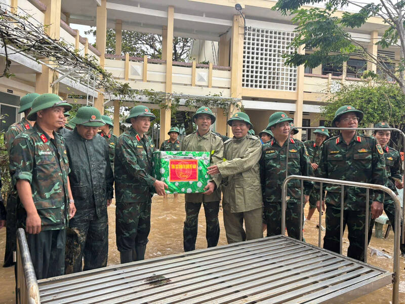 チュオン・ティエン・ト上級中将と第5軍区の代表団がクイニョンバク（ザライ）クイニョンドン区を訪問し、人々に贈り物を贈った。写真: ホアイ・ルアン