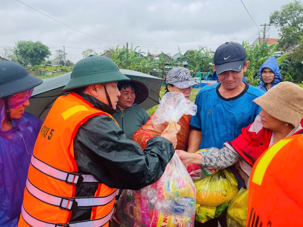 Functional forces provide relief to people in flooded areas in the Central region. Photo: Propaganda Department/General Department of Politics.