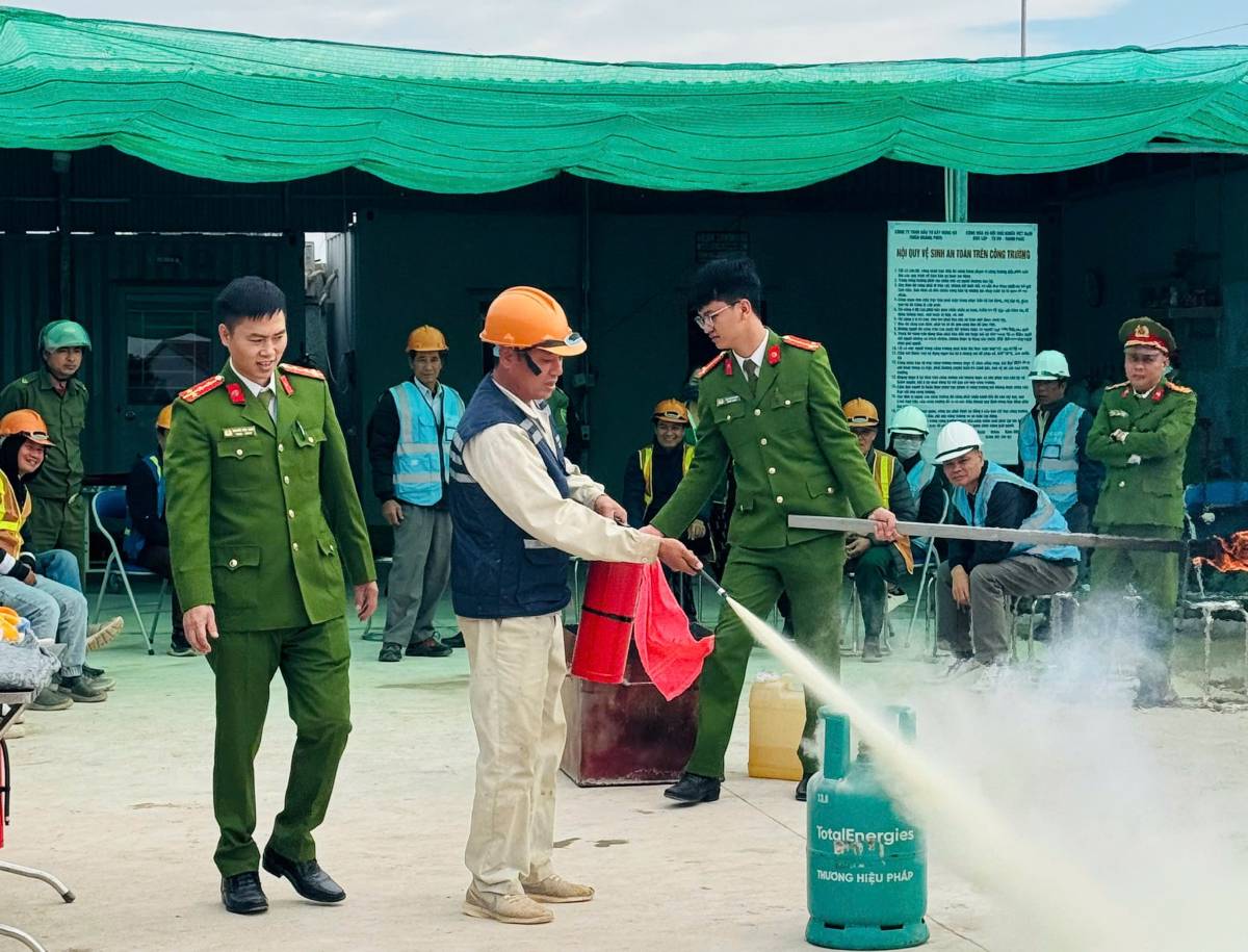 作業員は消火器の使い方を練習しています。写真: ハイフォン市警察