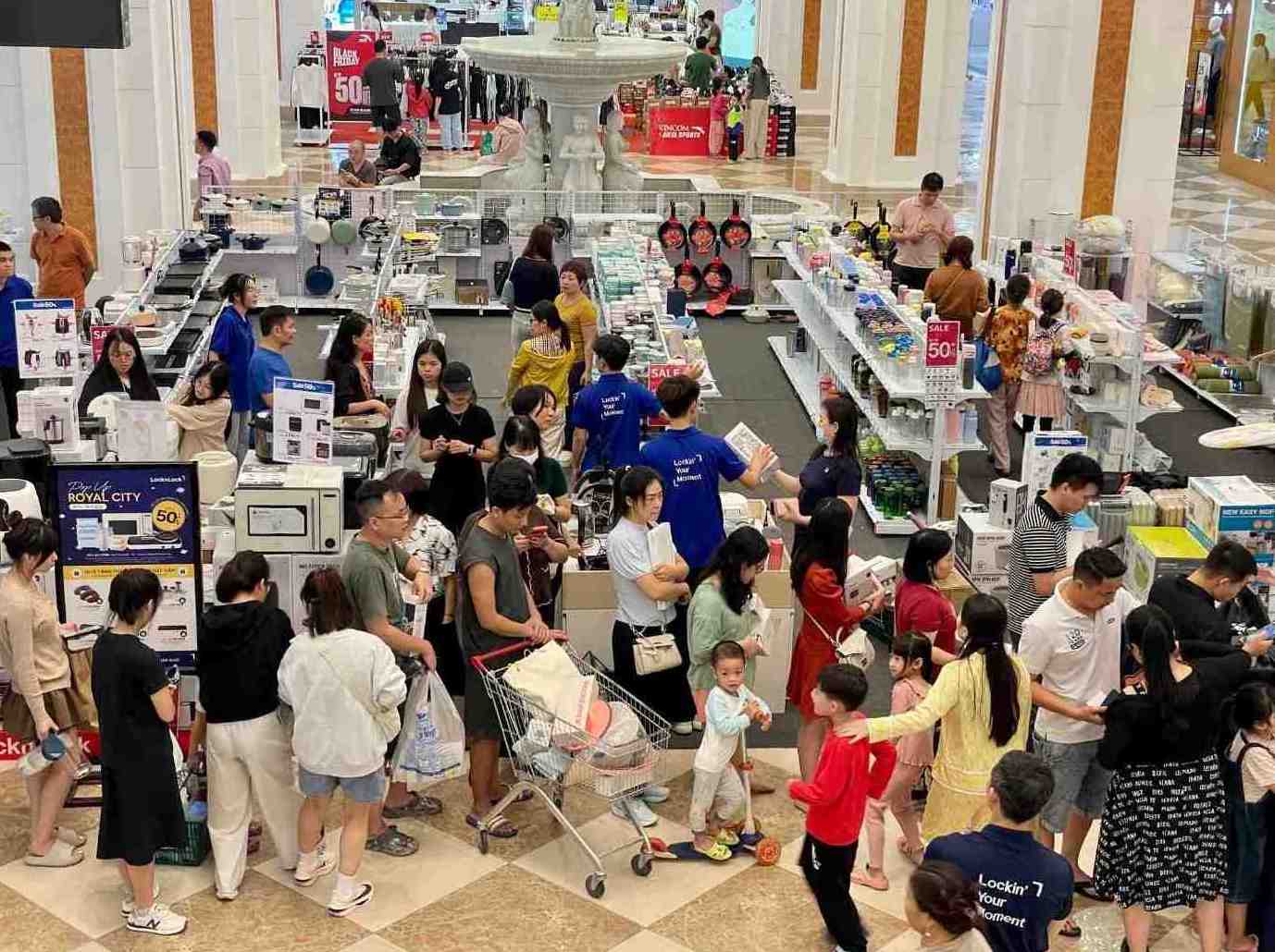 ブラックフライデーが開幕、人々は好奇心から見るだけ、行列ができて注文を確定する場所。写真:Thanh Binh