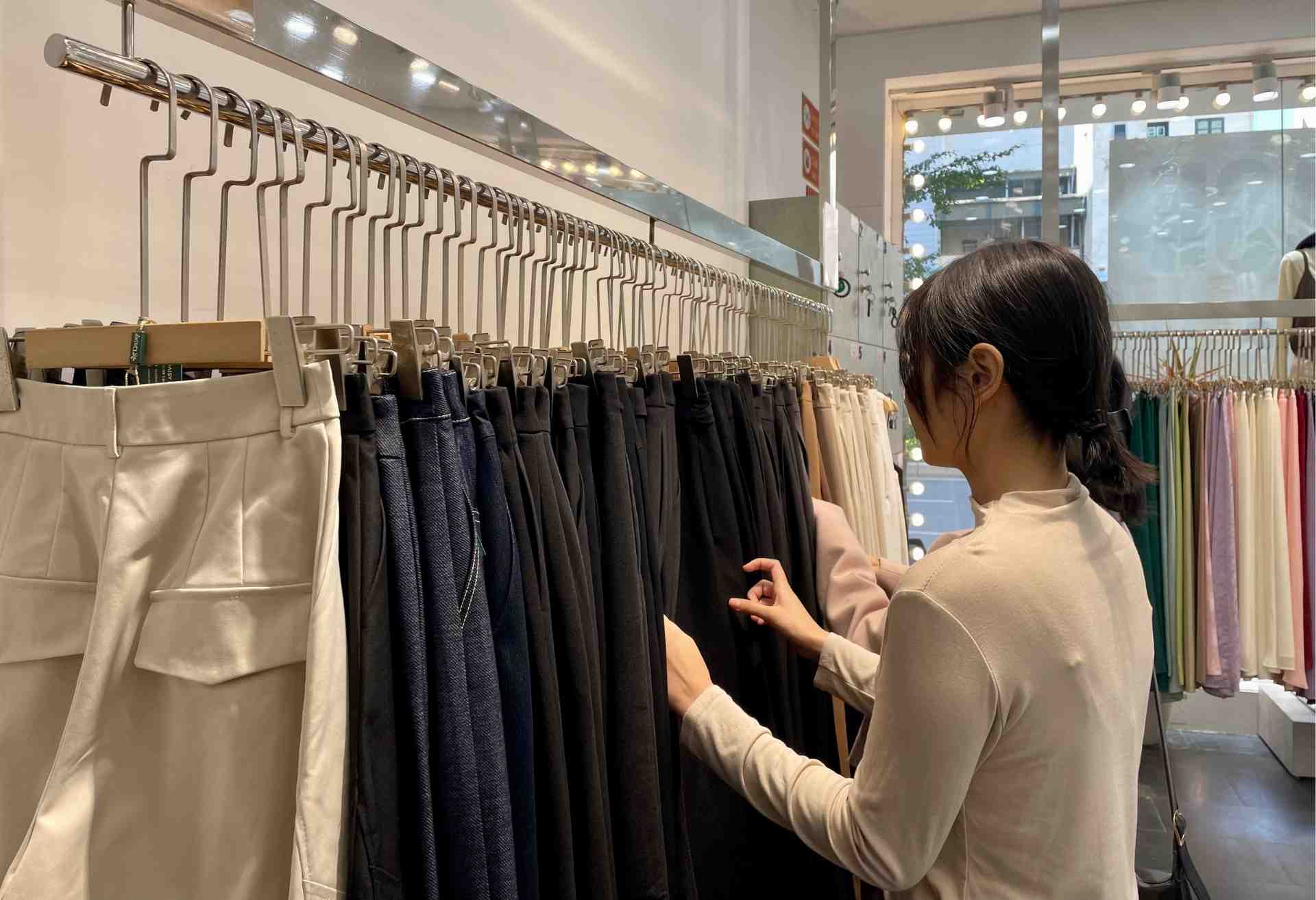 Doi voi nhung mat hang moi ra mat, muc giam chi 5%, nguoi mua xem vi to mo. Anh: Thanh Binh 