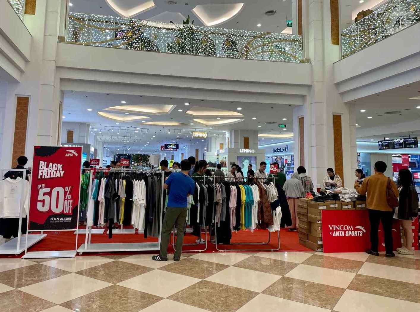 Cac cua hang tam thoi tai trung tam thuong mai thu hut dong dao nguoi mua, nhieu mat hang giam toi 50%. Anh: Thanh Binh 