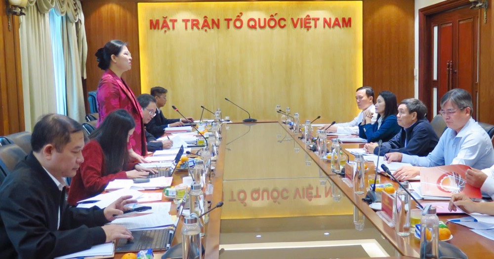 하티응아 여사(당 중앙위원회 위원 베트남 조국전선 중앙위원회 부위원장)가 업무 회의에서 발언하고 있습니다. 사진: 민히엔