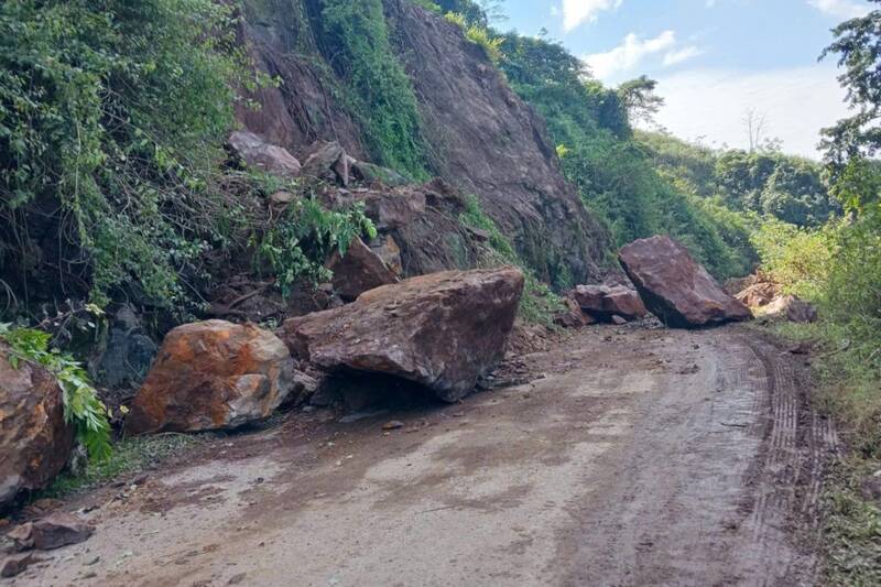 The landslide at Km15 + 765 on Provincial Road 101, To Mua Commune, Son La Province caused traffic jams. Photo: Nhat Minh