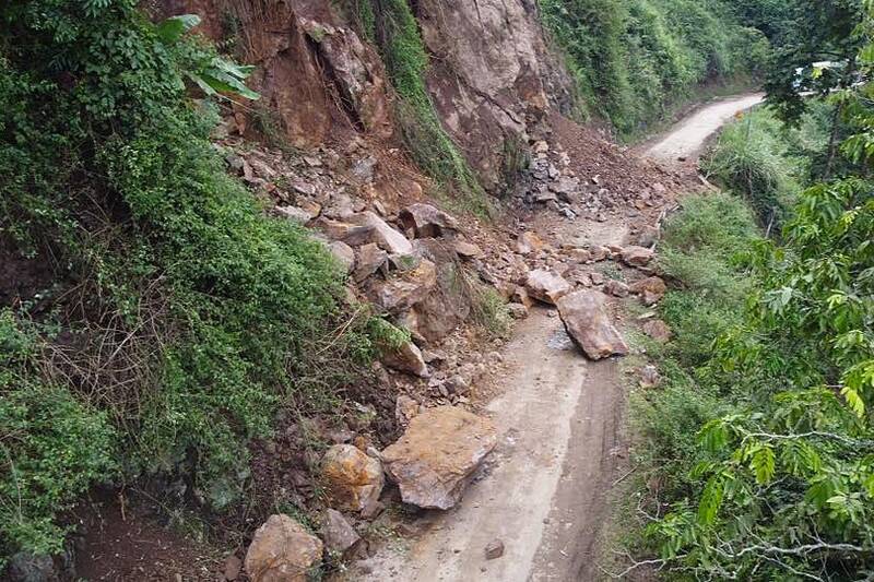 Sat lo tai Km17+ 765 tuyen tinh lo 101, xa To Mua, tinh Son La gay tac duong. Anh: Nhat Minh