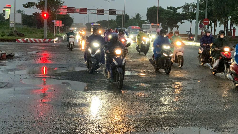 Cac phuong tien giao thong di chuyen kho khan qua khu vuc nay. Anh: Thanh Huyen